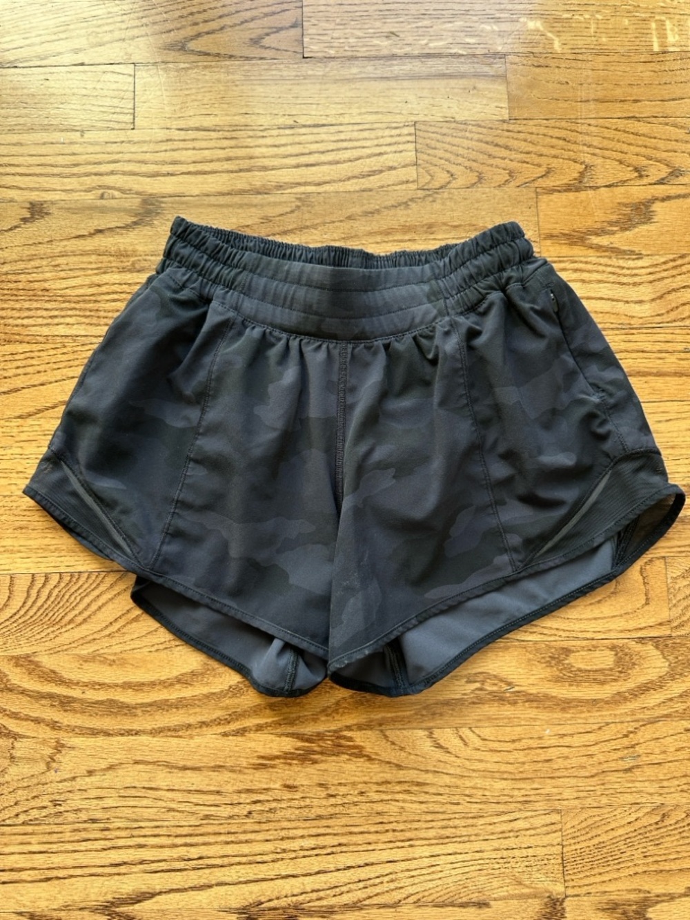 Lululemon 4 inch Hotty Hot shorts